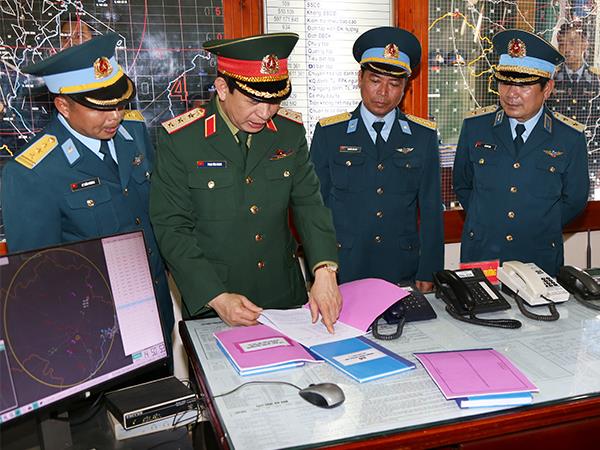 thuong-tuong-phan-van-giang-tham-va-kiem-tra-trung-doan-64