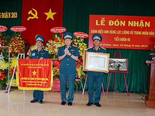 tieu-doan-45-don-nhan-danh-hieu-anh-hung-luc-luong-vu-trang-nhan-dan