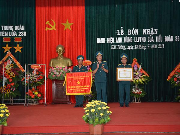 tieu-doan-85-don-nhan-danh-hieu-anh-hung-luc-luong-vu-trang-nhan-dan