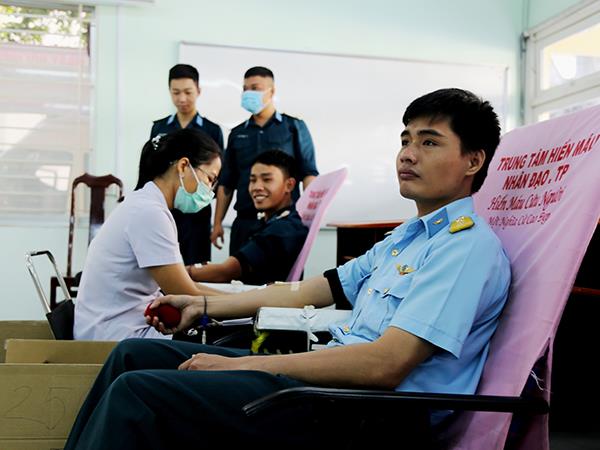 tieu-doan-can-cu-san-bay-tan-son-nhat-tham-gia-hien-mau-tinh-nguyen