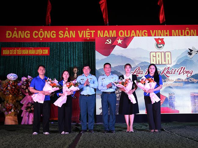 tieu-doan-huan-luyen-chien-si-moi-su-doan-371-to-chuc-chuong-trinh-ga-la-“lua-hong-khat-vong”