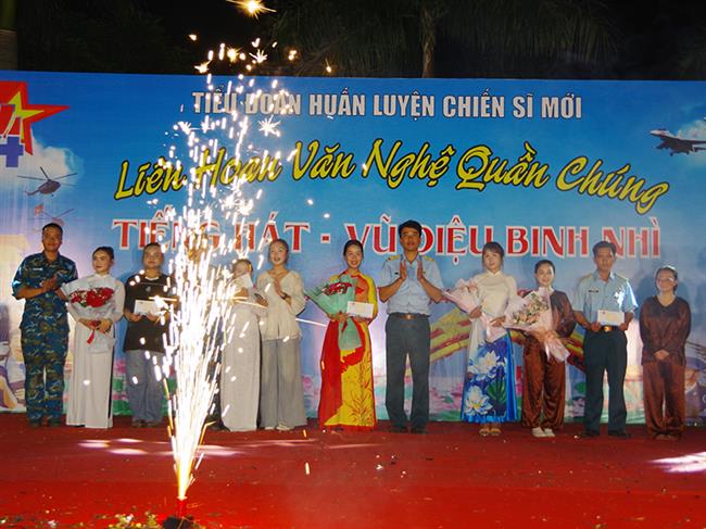 tieu-doan-huan-luyen-chien-si-moi-su-doan-375-to-chuc-lien-hoan-van-nghe-quan-chung-“tieng-hat-vu-dieu-binh-nhi”