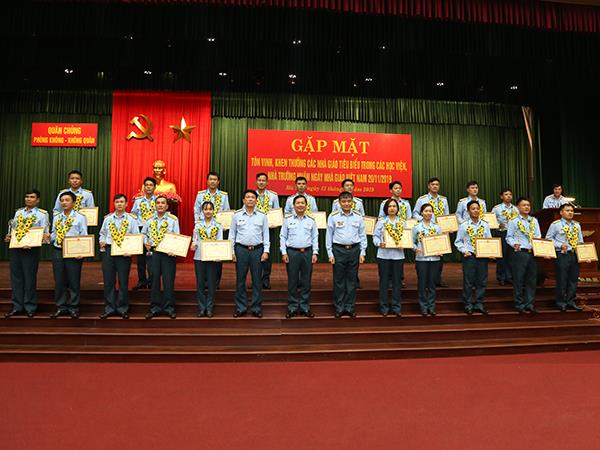 ton-vinh-nhung-nguoi-thay-vi-su-nghiep-bao-ve-bau-troi-to-quoc