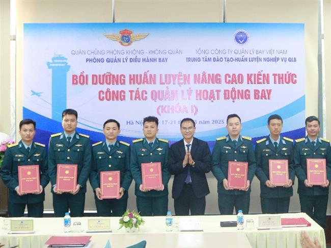 tong-cong-ty-quan-ly-bay-viet-nam-to-chuc-khoa-boi-duong-nang-cao-kien-thuc-ve-quan-ly-hoat-dong-bay-cho-luc-luong-quan-ly-dieu-hanh-bay-quan-chung-phong-khong-khong-quan