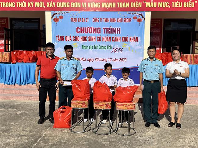 tram-ra-da-67-trung-doan-292-phoi-hop-to-chuc-chuong-trinh-tang-qua-hoc-sinh-co-hoan-canh-kho-khan-dip-tet-duong-lich-2024