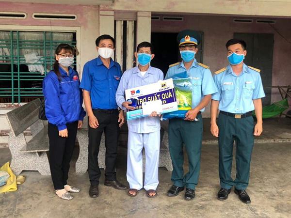 tram-ra-da-68-tang-qua-cac-gia-dinh-co-hoan-canh-kho-khan-do-anh-huong-cua-dich-covid-19