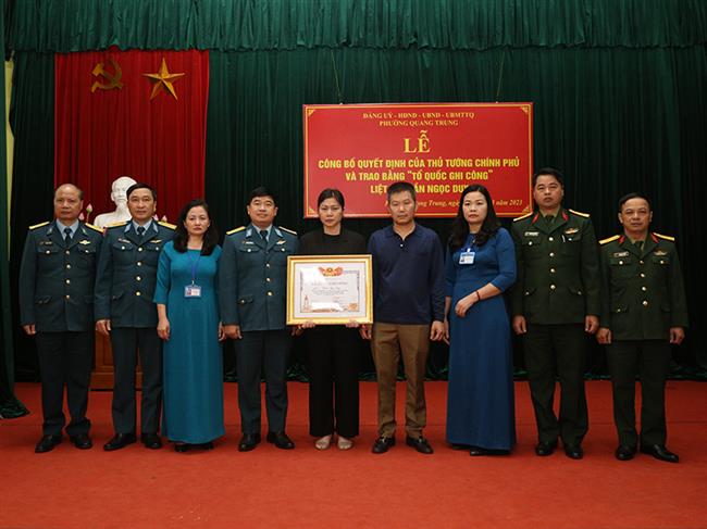 trao-bang-“to-quoc-ghi-cong”-cho-gia-dinh-liet-si-tran-ngoc-duy