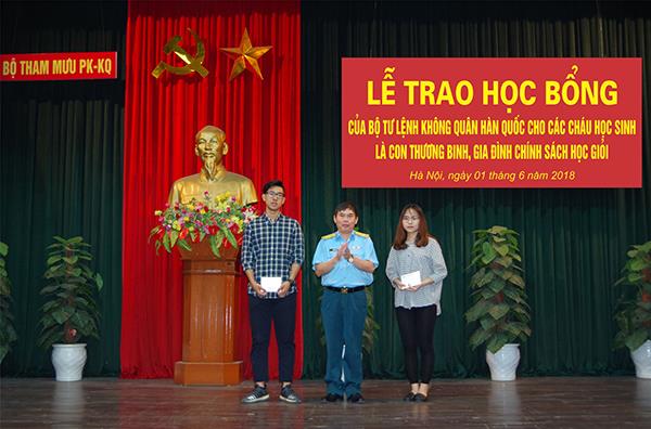 trao-hoc-bong-cua-bo-tu-lenh-khong-quan-han-quoc-cho-con-doi-tuong-chinh-sach-trong-quan-chung-pk-kq