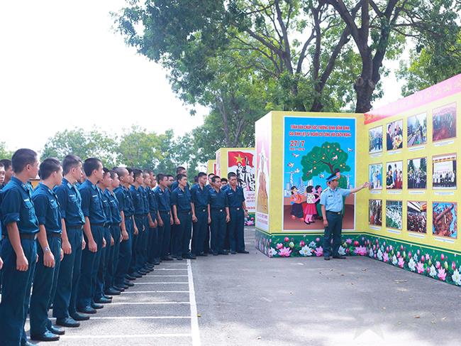 trien-lam-anh-chuyen-de-lan-toa-dao-ly-uong-nuoc-nho-nguon-nhan-ngay-thuong-binh-liet-si