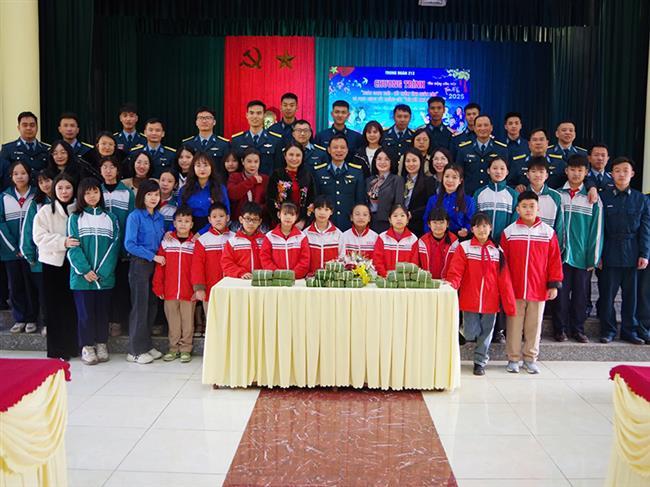 trung-doan-213-to-chuc-chuong-trinh-“xuan-canh-troi-tet-tham-tinh-quan-dan”-va-tet-trong-cay-“doi-doi-nho-on-bac-ho”
