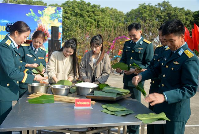 trung-doan-218-to-chuc-chuong-trinh-“xuan-canh-troi-tet-tham-tinh-quan-dan”-va-phat-dong-tet-trong-cay-“doi-doi-nho-on-bac-ho”