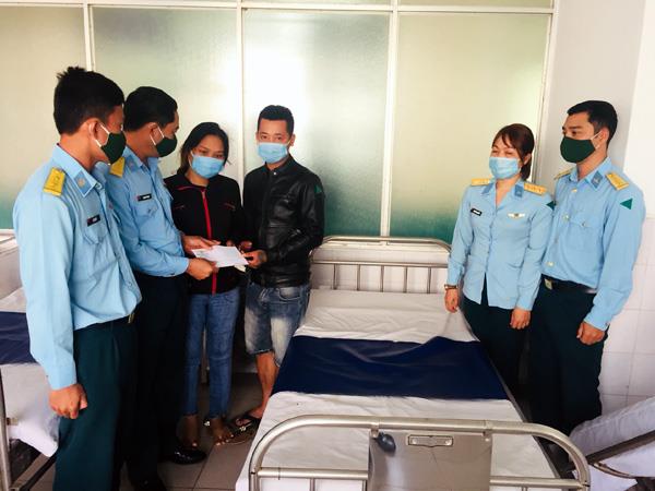 trung-doan-224-tham-hoi-gia-dinh-quan-nhan-co-hoan-canh-kho-khan
