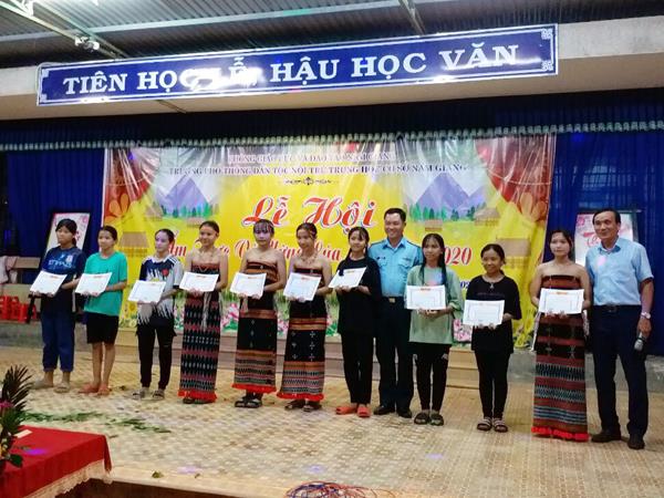 trung-doan-224-trao-qua-ho-tro-hoc-sinh-tinh-quang-nam