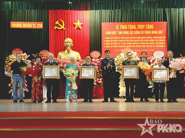 trung-doan-236-to-chuc-le-trao-tang-truy-tang-danh-hieu-anh-hung-luc-luong-vu-trang-nhan-dan-cho-4-dong-chi