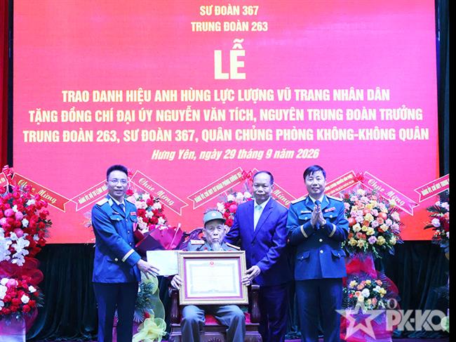 trung-doan-263-to-chuc-le-trao-danh-hieu-“anh-hung-luc-luong-vu-trang-nhan-dan”cho-dai-uy-nguyen-van-tich