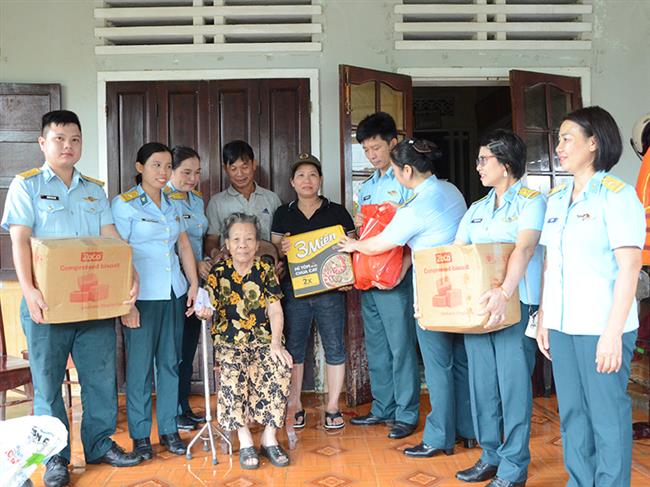 trung-doan-290-to-chuc-nhieu-hoat-dong-giup-nhan-dan-sau-lu