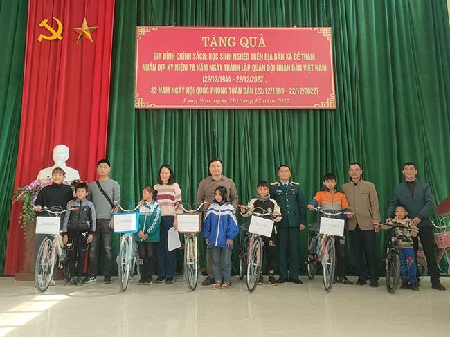 trung-doan-291-tang-qua-gia-dinh-chinh-sach-va-hoc-sinh-ngheo-tai-xa-de-tham
