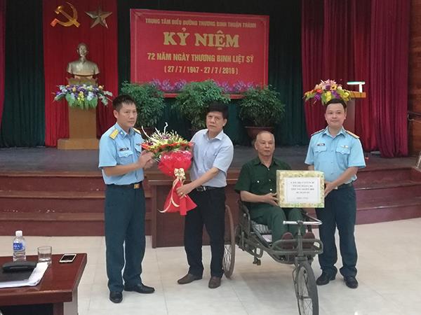 trung-doan-293-tham-va-tang-qua-trung-tam-dieu-duong-thuong-binh-thuan-thanh
