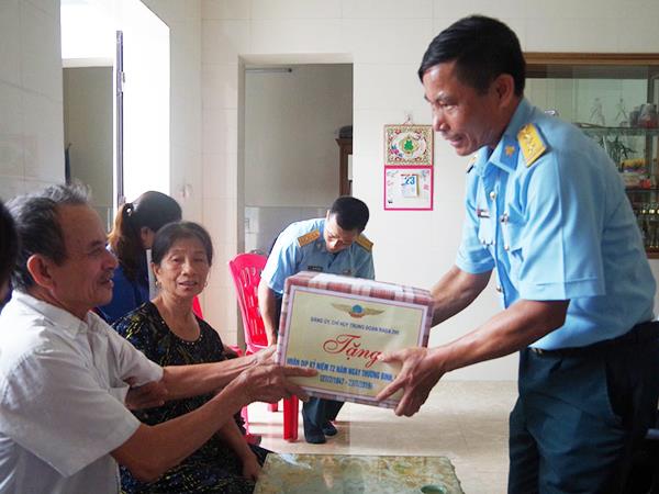 trung-doan-295-to-chuc-cac-hoat-dong-tri-an-nhan-ky-niem-72-nam-ngay-thuong-binh-liet-si