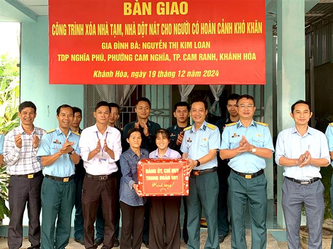 trung-doan-591-ban-giao-cong-trinh-xoa-nha-tam-nha-dot-nat-tang-gia-dinh-ba-nguyen-thi-kim-loan
