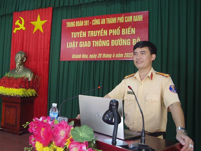 trung-doan-591-phoi-hop-tuyen-truyen-pho-bien-luat-giao-thong-duong-bo-cho-can-bo-chien-si