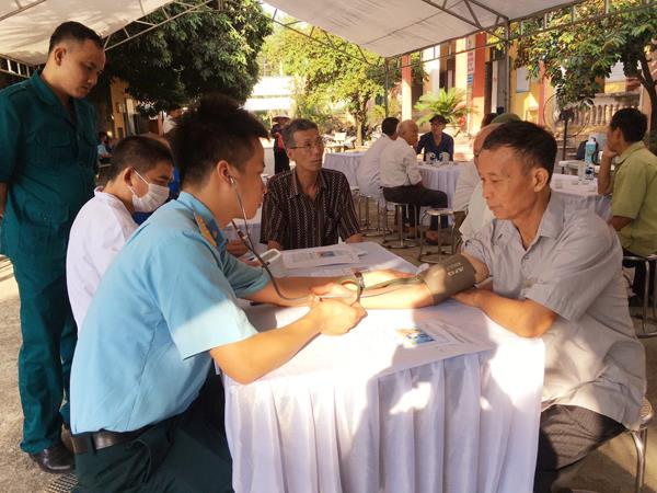 trung-doan-64-to-chuc-kham-benh-tang-qua-cap-thuoc-mien-phi-cho-cac-doi-tuong-chinh-sach-tren-dia-ban-xa-dong-son-chuong-my-ha-noi