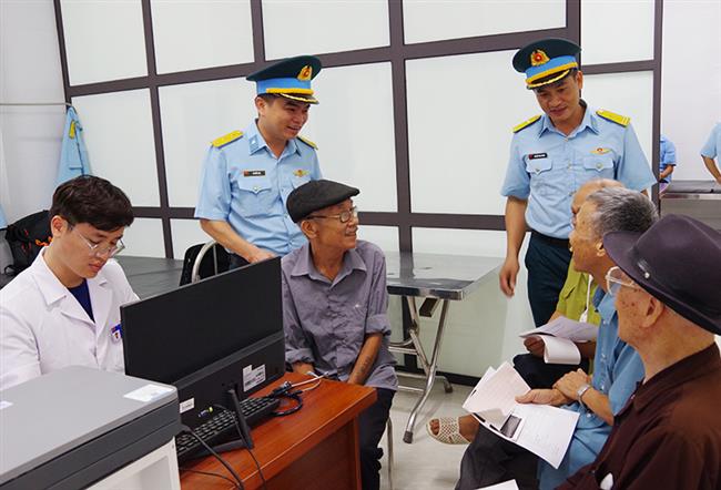 trung-doan-64-to-chuc-kham-benh-va-trao-qua-tang-cac-gia-dinh-chinh-sach-tren-dia-ban-huyen-chuong-my
