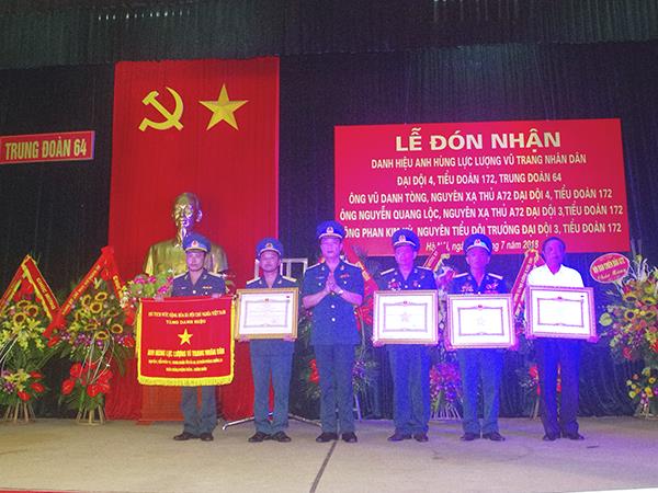 trung-doan-64-to-chuc-le-don-nhan-danh-hieu-anh-hung-llvtnd-cho-cac-tap-the-ca-nhan