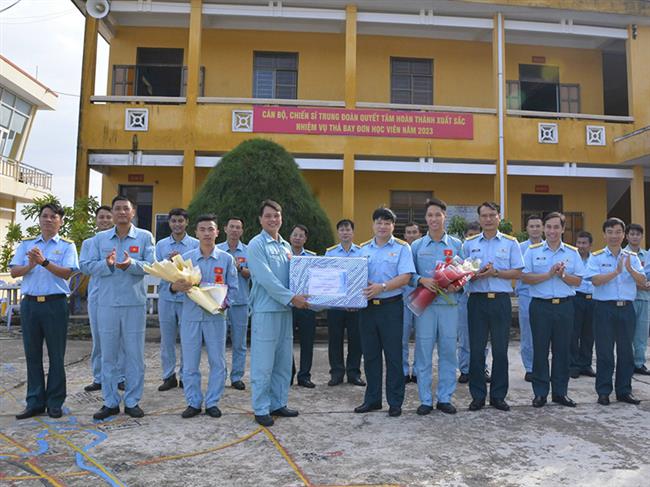 trung-doan-910-hoan-thanh-tot-nhiem-vu-tha-bay-don-cho-hoc-vien-khoa-47