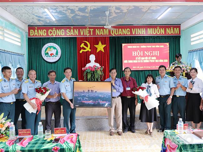 trung-doan-910-ky-ket-giao-uoc-ket-nghia-voi-truong-pho-thong-dan-toc-noi-tru-thcs-dong-xuan