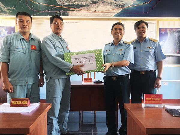trung-doan-910-to-chuc-tha-bay-don-cho-hoc-vien-phi-cong