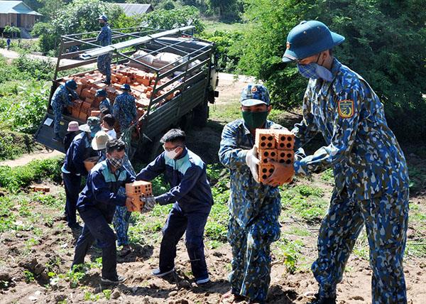 trung-doan-915-giup-dan-xay-sua-nha-tai-xa-ca-lui-huyen-son-hoa-tinh-phu-yen