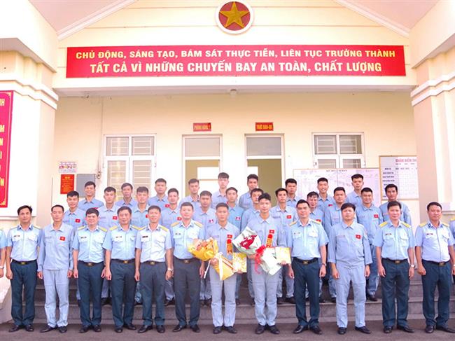 trung-doan-915-to-chuc-bay-tha-don-cho-cac-hoc-vien-phi-cong