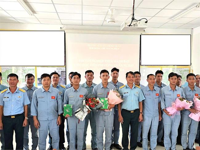 trung-doan-915-to-chuc-thanh-cong-thi-tot-nghiep-thuc-hanh-bay-cho-hoc-vien-phi-cong