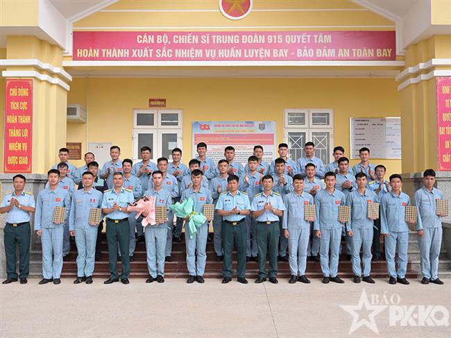 trung-doan-915-to-chuc-thi-tot-nghiep-thuc-hanh-bay-cho-hoc-vien-phi-cong-quan-su-khoa-49-va-hoc-vien-campuchia-khoa-9
