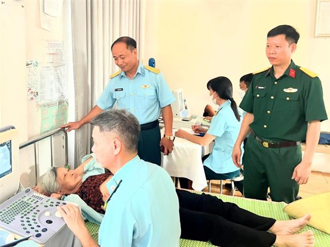 trung-doan-916-to-chuc-chuong-trinh-kham-tu-van-va-cap-thuoc-mien-phi-cho-cac-doi-tuong-chinh-sach-tren-dia-ban-thi-xa-son-tay