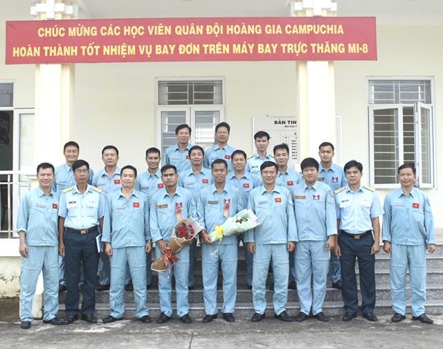 trung-doan-917-huan-luyen-bay-tha-don-tren-may-bay-truc-thang-mi-8-cho-hoc-vien-quoc-te