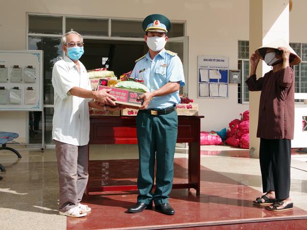 trung-doan-917-trao-qua-ho-tro-nhan-dan-tp-can-tho-chiu-anh-huong-dich-covid-19
