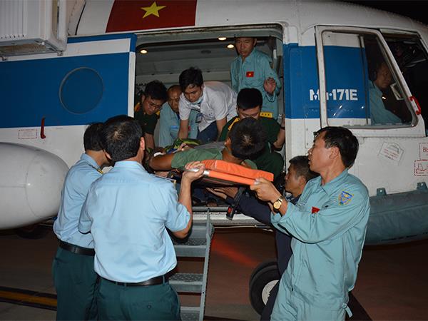 trung-doan-khong-quan-917-van-chuyen-kip-thoi-benh-nhan-nang-tu-dao-tho-chu-ve-dat-lien-cap-cuu