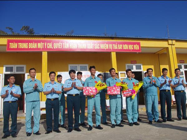 trung-doan-920-to-chuc-tha-bay-don-cho-hoc-vien-phi-cong-quan-su-khoa-46