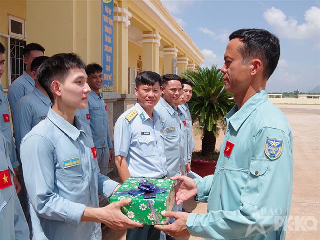 trung-doan-920-to-chuc-thanh-cong-ban-bay-thuc-hanh-tot-nghiep-nam-2026