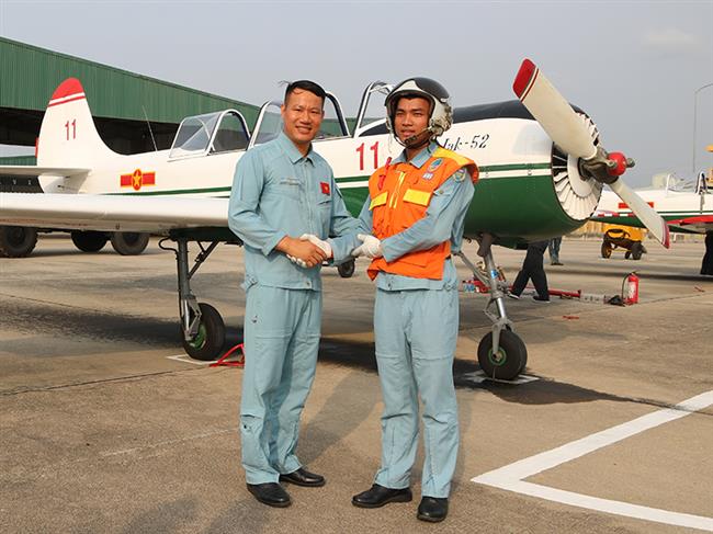 trung-doan-920-to-chuc-thanh-cong-bay-tha-don-tren-may-bay-iak-52-cho-hoc-vien-khoa-48