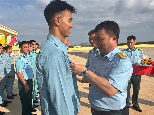 trung-doan-920-to-chuc-thanh-cong-ban-bay-tha-don-hoc-vien-tren-may-bay-yak-52