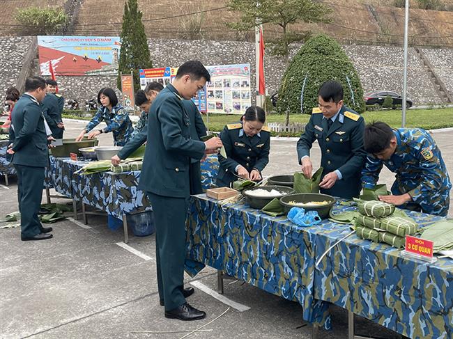 trung-doan-921-to-chuc-chuong-trinh-“xuan-canh-troi-tet-doan-ket-tham-tinh-quan-dan”-va-“tet-trong-cay-doi-doi-nho-on-bac-ho”