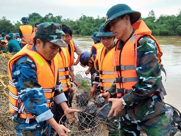 trung-doan-923-su-doan-371-tham-gia-giup-nhan-dan-huyen-tho-xuan-tinh-thanh-hoa-phong-chong-lu-lut