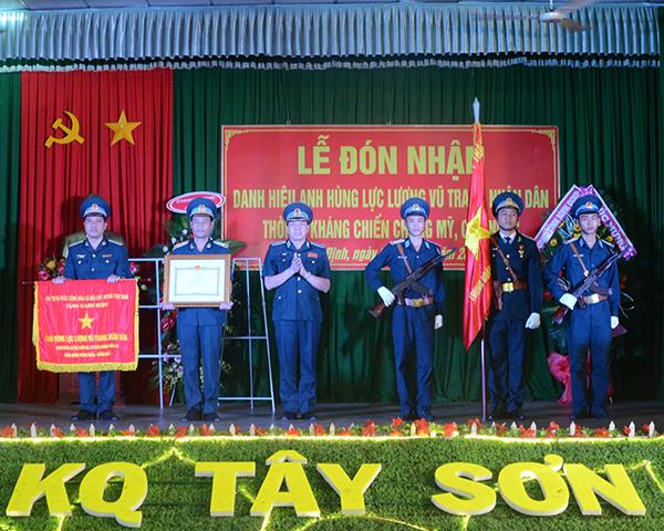 trung-doan-925-don-nhan-danh-hieu-anh-hung-luc-luong-vu-trang-nhan-dan