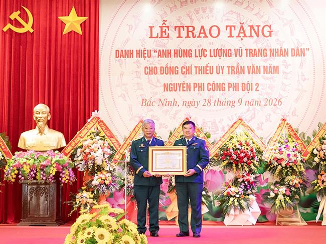trung-doan-927-to-chuc-le-trao-tang-danh-hieu-anh-hung-luc-luong-vu-trang-nhan-dan
