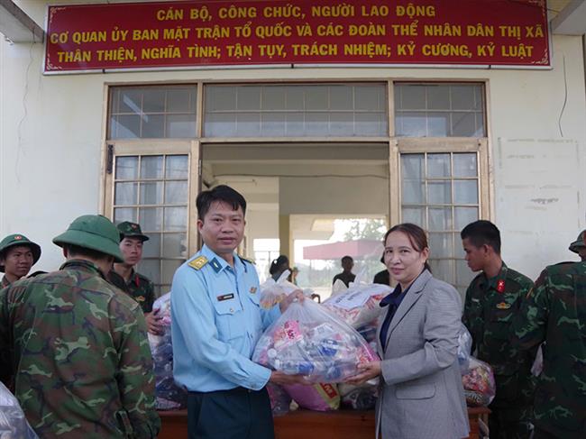 trung-doan-khong-quan-929-tham-hoi-tang-qua-cho-nhan-dan-vung-lu-tinh-dak-lak
