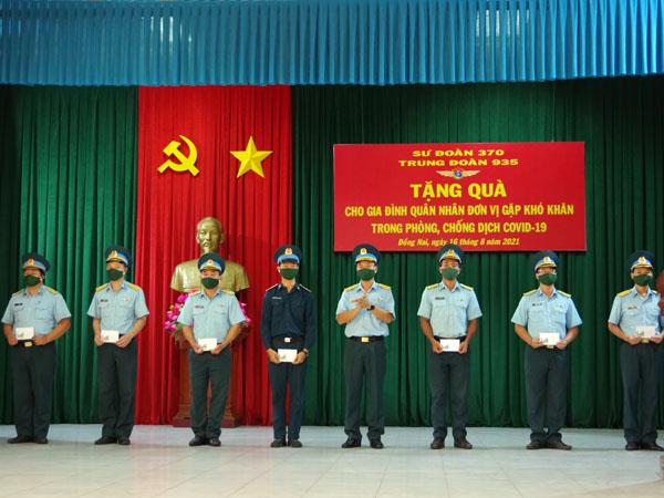 trung-doan-935-tang-qua-cac-gia-dinh-quan-nhan-co-hoan-canh-kho-khan-do-anh-huong-cua-dich-covid-19