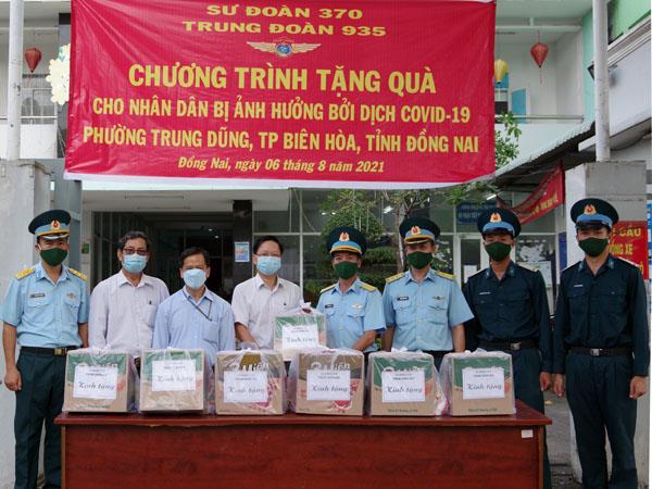 trung-doan-935-trao-qua-ho-tro-nhan-dan-tinh-dong-nai-chiu-anh-huong-dich-covid-19